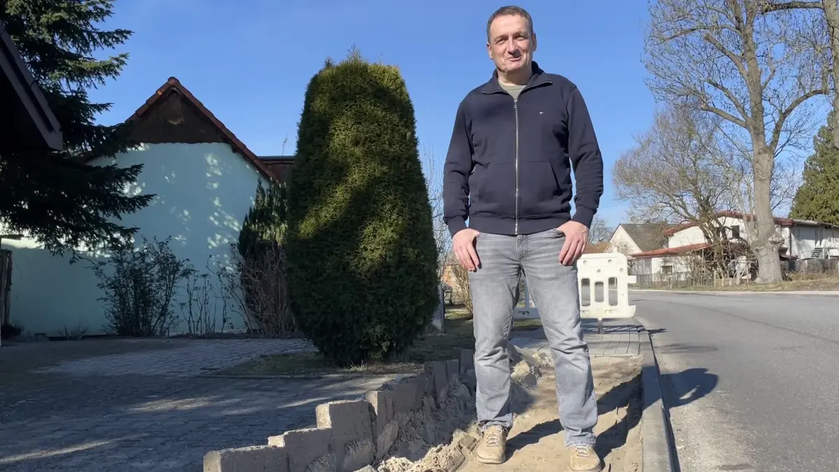 Jan Kliemt, Bürgermeister der Gemeinde Briesen, steht auf dem einstigen Gehweg in der Karl-Marx-Straße. Durch den Verkehr, der durch die Vollsperrung über die L38 weitergeleitet wurde, entstanden Schäden in einigen Orten entlang der Umleitungsstraße.
