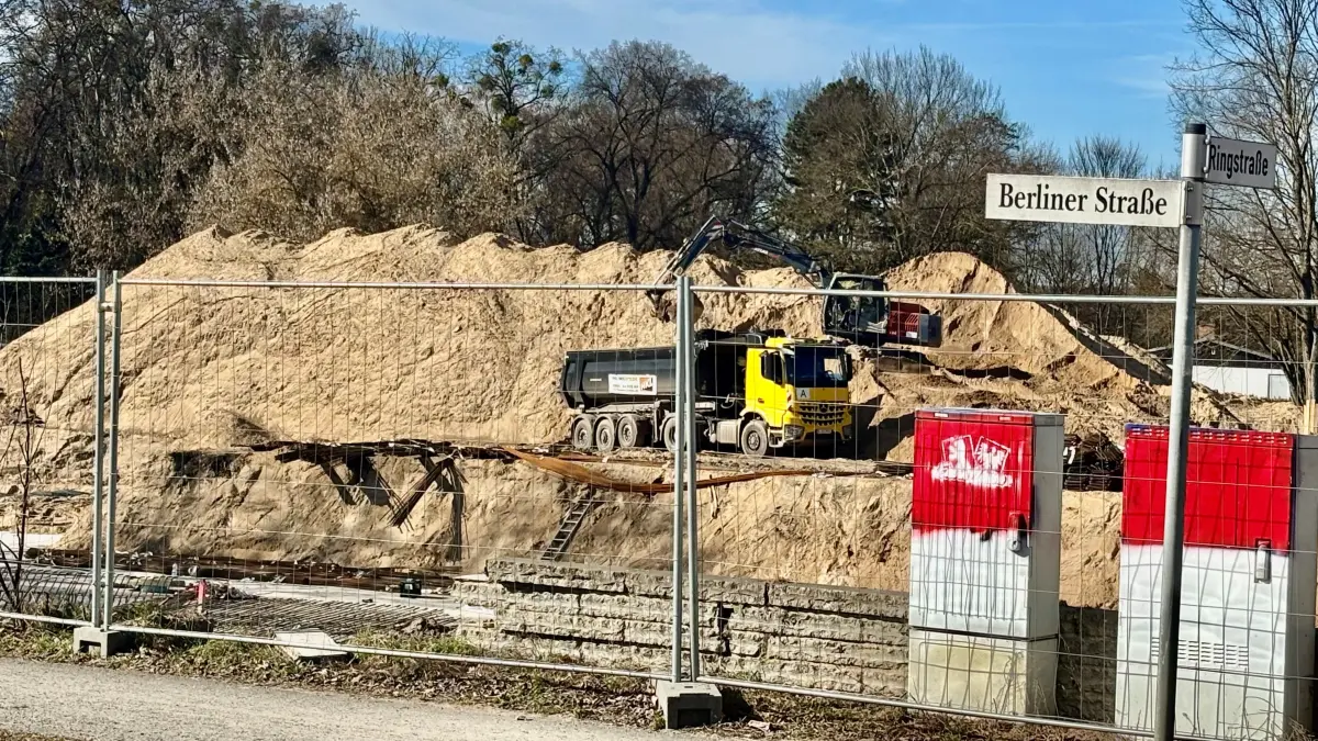 In der Berliner Straße wird derzeit viel Erde bewegt. 54 Wohnungen sollen unweit des Stienitzsees entstehen.