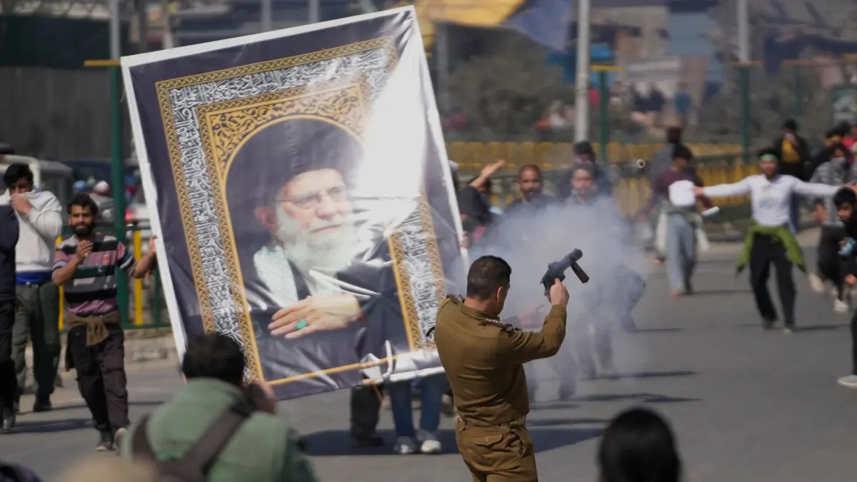 Angriff auf den Iran - Indien: 02.03.2026, Indien, Srinagar: Ein indischer Polizist feuert Tränengasgranaten auf schiitische Muslime während eines Protests gegen die Tötung des iranischen Obersten Führers Chamenei. Foto: Mukhtar Khan/AP/dpa +++ dpa-Bildfunk +++