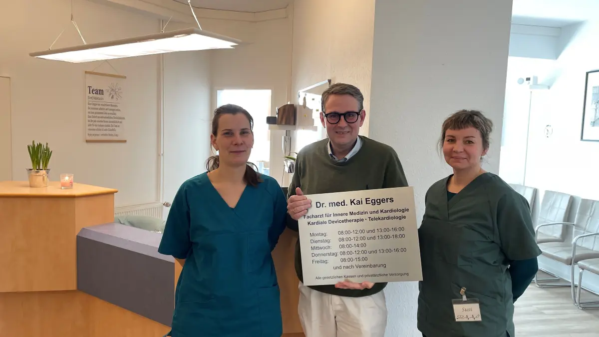 Das Schild muss noch ans Haus: Dr. Kai Eggers ist sehr froh, dass er mit Stephanie Kowalczyk (l) und Susanne Menzel ein starkes Team zur Seite hat.