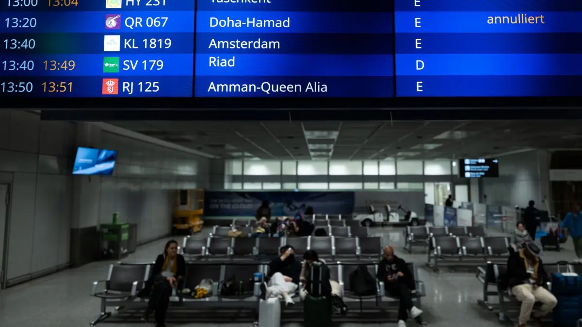 Iran-Krieg - Flughafen Frankfurt: 02.03.2026, Hessen, Frankfurt/M.: Auf einer Anzeigetafel im Terminal 2 werden Flüge nach Dubai und Doha angezeigt. Am Flughafen Frankfurt wurden einige Flüge wegen des Iran-Kriegs in der Region Naher Osten annulliert. Foto: Florian Wiegand/dpa +++ dpa-Bildfunk +++