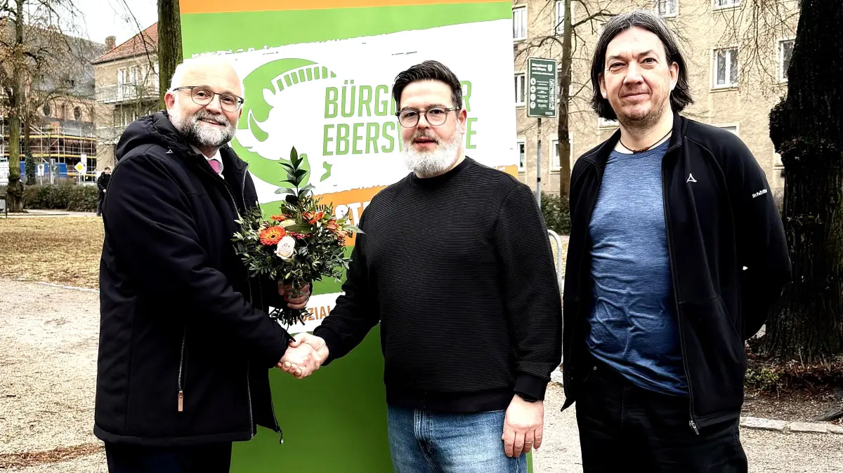 Wahlkampf in Eberswalde: Daniel Kurth (SPD), der amtierende Landrat im Kreis Barnim, wird jetzt auch von der Wählergruppe Bürger für Eberswalde unterstützt, wie deren Mitglieder Thomas Stegemann und Thomas Kolling hervorheben (von links).
