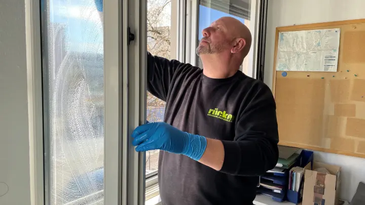 Profi erklärt, was die meisten beim Frühjahrsputz falsch machen