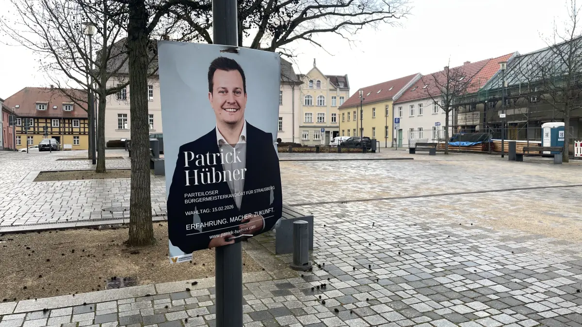 Wahlplakat von Patrick Hübner am Markt in Strausberg: Der Kandidat pocht darauf, dass die Stichwahl um das Bürgermeisteramt wie geplant am 15. März stattfindet. (Archivbild)