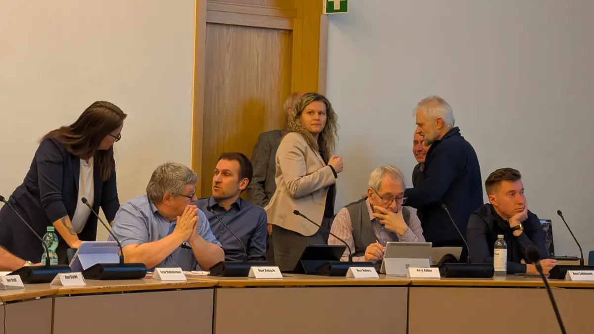 Hoppegartener Gemeindevertreter vieler Fraktionen diskutieren während der Sitzung, die später abgebrochen wird.