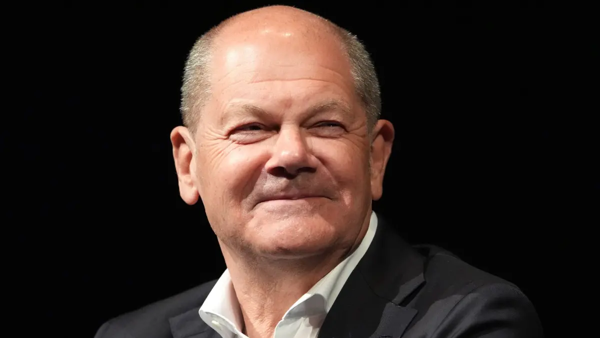 Lesung und Gespräch mit Kermani: 03.03.2026, Hamburg: Alt-Bundeskanzler Olaf Scholz (SPD) sitzt während der Buchvorstellung des neuen Kermani-Romans «Sommer 24» auf der Bühne im Deutschen Schauspielhaus. Mit einer Lesung und einer Gesprächsrunde wurde der neue Roman vom deutschen Autor und Friedenspreisträger Navid Kermani, Sohn iranischer Eltern, vorgestellt. Foto: Marcus Brandt/dpa +++ dpa-Bildfunk +++
