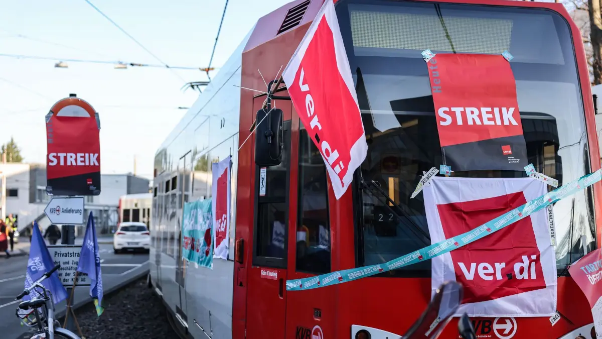 Warnstreiks im Nahverkehr: ARCHIV - 14.02.2023, Nordrhein-Westfalen, Köln: Eine mit Streik-Plakaten beklebte Straßenbahn der Kölner Verkehrs-Betriebe (KVB) steht vor dem Bahndepot. Die Warnstreiks im Nahverkehr von NRW starten am Niederrhein schon am Donnerstag. (zu dpa: «Noch kein Tarifabschluss im NRW-Nahverkehr») Foto: Oliver Berg/dpa +++ dpa-Bildfunk +++