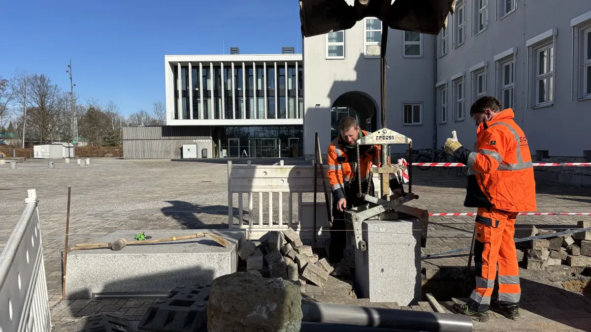 Bauarbeiten am Rathausplatz: Arbeiter sind derzeit damit beschäftigt, am Rathaus in Hohen Neuendorf schwere Betonklötze auzustellen.