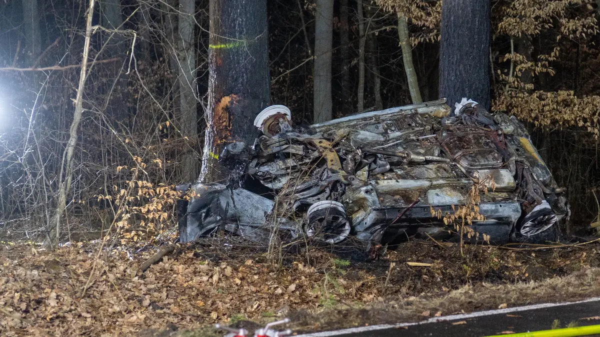 Tödlicher Unfall auf der Bundesstraße B168 zwischen Tiefensee und Prötzel. Das Auto ging nach einem Zusammenstoß mit einem Baum in Flammen auf.