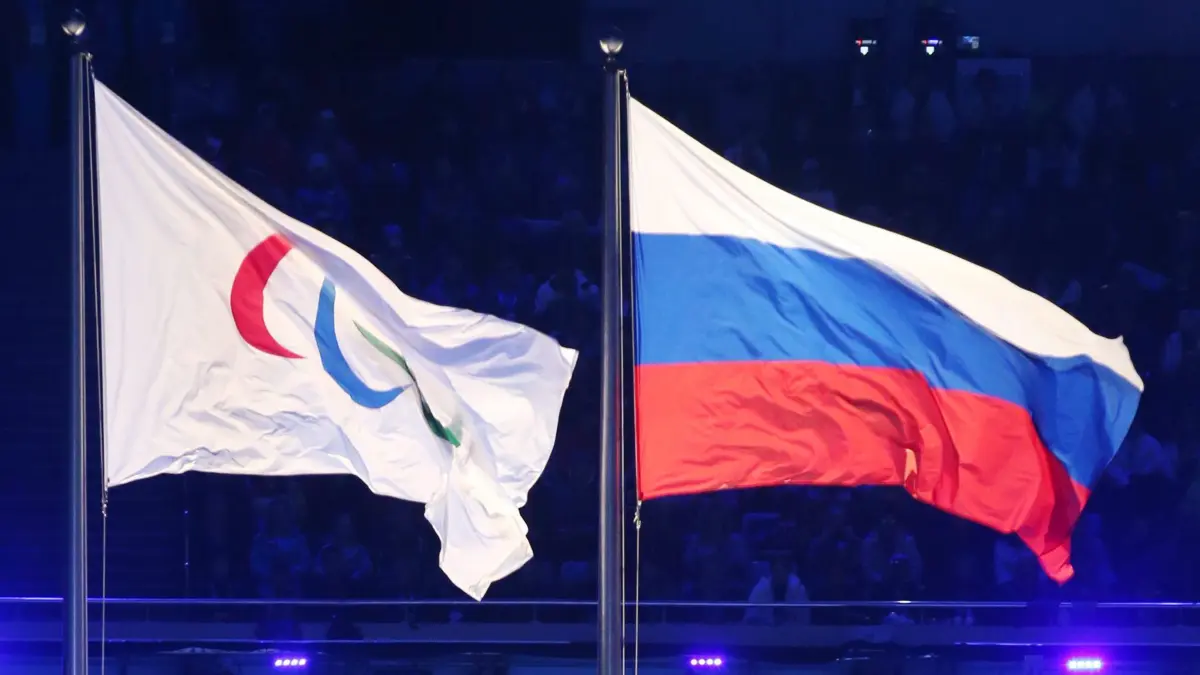Die russische Fahne bei den Paralympics 2014: ARCHIV - 07.03.2014, Russland, Sotschi: Fahnen des Internationalen Paralympischen Komitees (IPC) (l) und der russischen wehen am 07.03.2014 während der Eröffnungsfeier der XXI Paralympischen Spiele 2018 Sotschi im Fisht Stadion im Olympiapark in Sotschi (Russland). (zu dpa: «Wegen Russland: Deutsches Para-Team nicht bei Athletenparade») Foto: Sergei Chirikov/EPA/dpa +++ dpa-Bildfunk +++