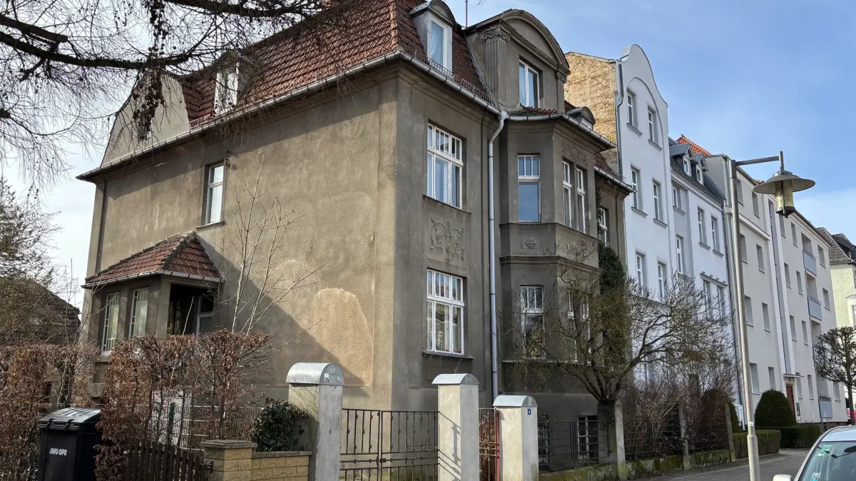 Unter anderem dieses Mehrfamilienhaus in der Altstadt von Neuruppin steht zum Verkauf. Es ist vermietet und ist sanierungsbedürftig. Das drückt den Preis. Außerdem werden zwei weitere Immobilien angeboten.