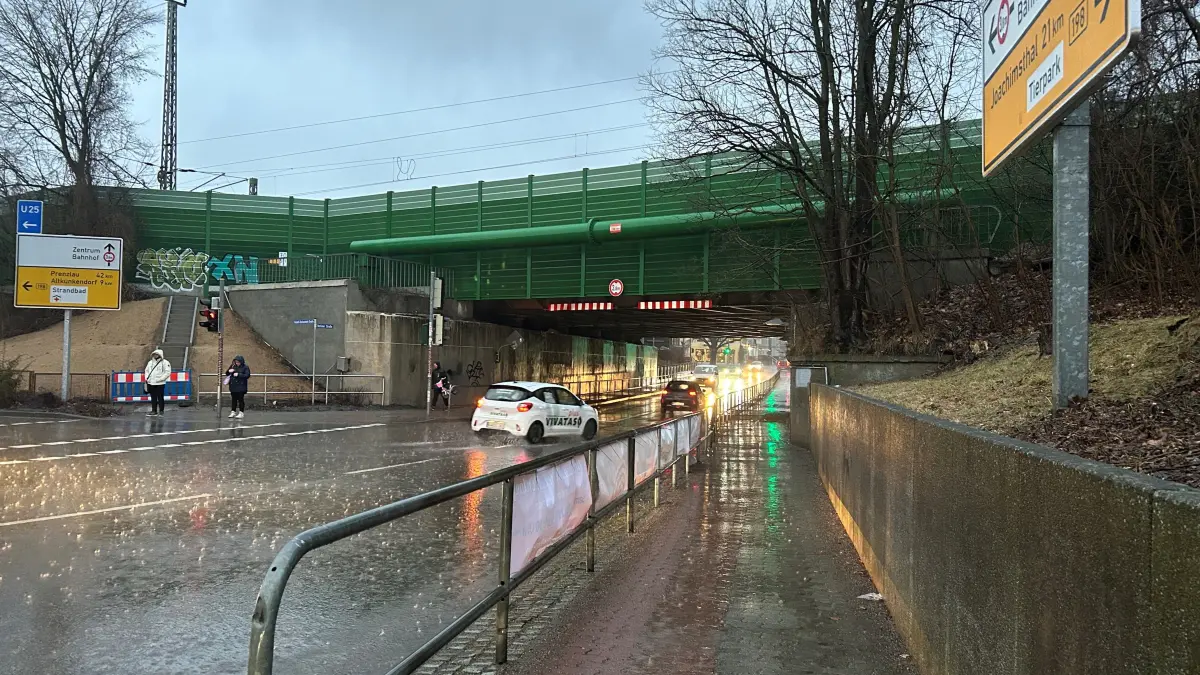 23.2. 2026, Angermünde. Die Bahnunterführung in Angermünde läuft bei starken Regenfällen öfter voll, ein Durchkommen ist nicht möglich. Arbeitet die Stadt noch an einer langfristigen Lösung?