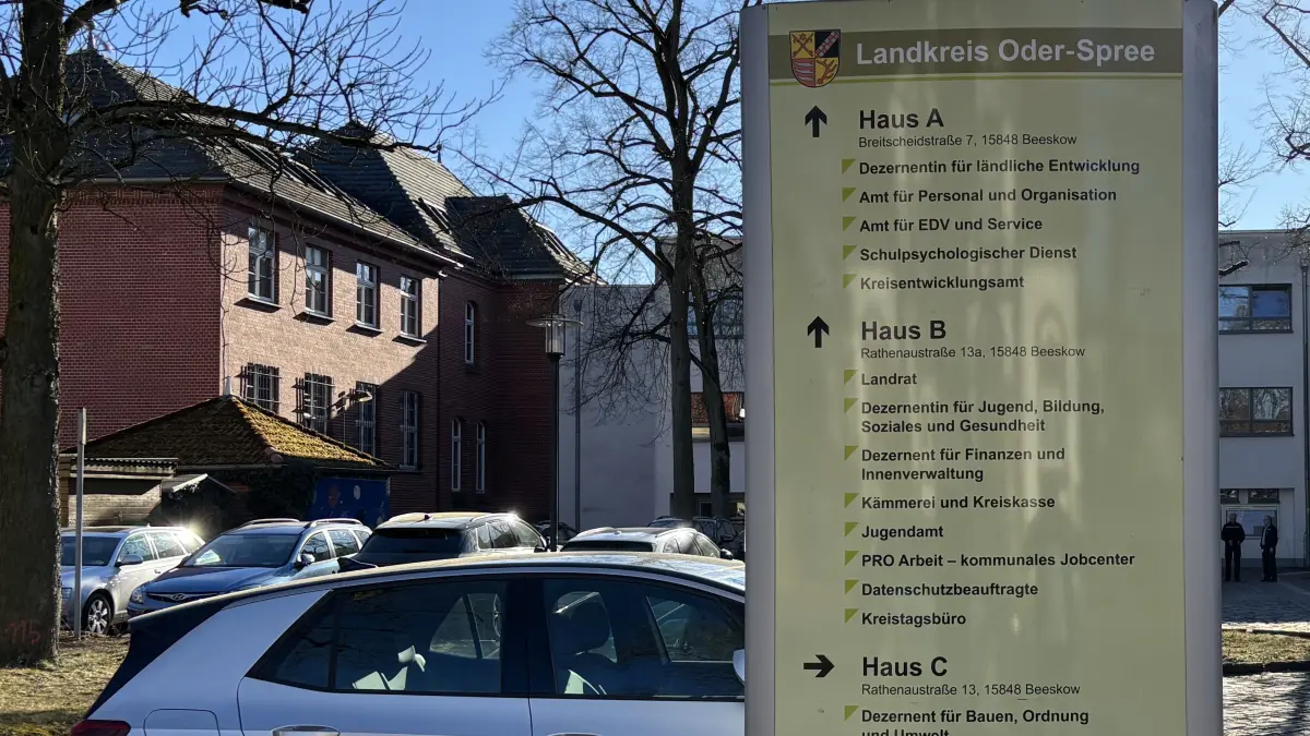 Im Atrium der Oder-Spree-Kreisverwaltung, hier der Zugang von der Rthenaustraße in Beeskow, tagt heute (4.3.) ab 17.30 Uhr der Kreistag Oder-Spree