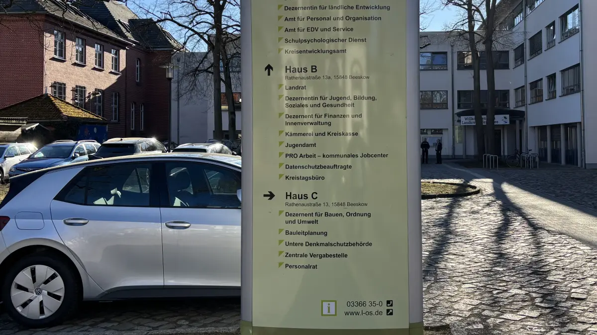 Im Atrium der Oder-Spree-Kreisverwaltung, hier der Zugang von der Rthenaustraße in Beeskow, tagt heute (4.3.) ab 17.30 Uhr der Kreistag Oder-Spree