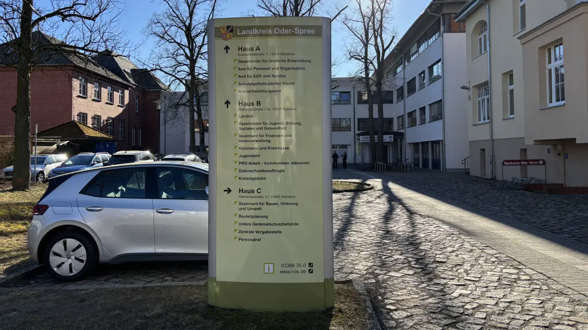 Im Atrium der Oder-Spree-Kreisverwaltung, hier der Zugang von der Rthenaustraße in Beeskow, tagt heute (4.3.) ab 17.30 Uhr der Kreistag Oder-Spree