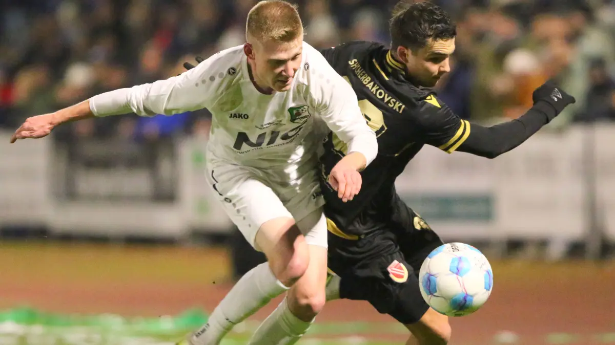 Nils Ole Schickersinsky (in Weiß) in einem seiner größten Auftritte: Viertelfinale im Landespokal. Sein Landesligateam unterlag Drittligist FC Energie Cottbus (hier Jan ) mit 0:3 im Dezember 2024