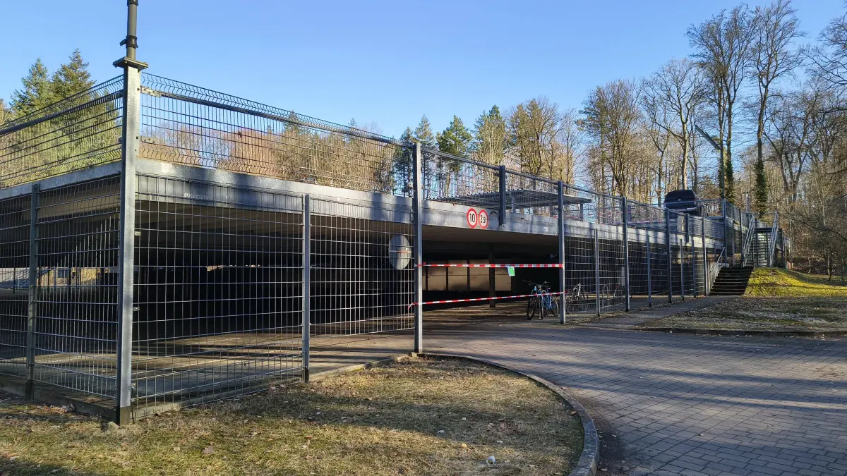 Flatterband am Parkhaus am Waldcampus. In dieser Form wird es nicht mehr allzulang Bestand haben.