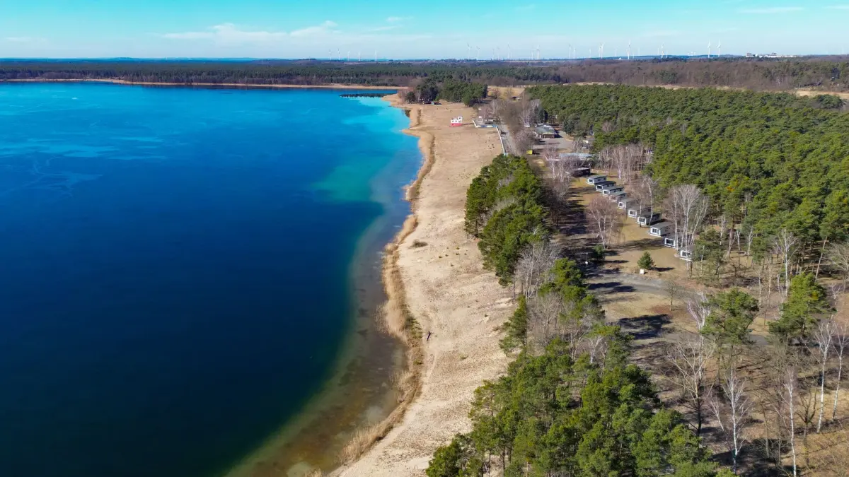 Erste Sitzung des neuen Arbeitskreises „Helenesee“: 03.03.2026, Brandenburg, Frankfurt (Oder): Blick über den Helenesee (Luftaufnahme mit einer Drohne). Am 04.03.2026 findet die erste Sitzung des neuen Arbeitskreises «Helenesee» im Rathaus der Stadt Frankfurt (Oder) statt. Der Arbeitskreis wird auf Beschluss des Braunkohleausschusses (BKA) des Landes Brandenburg eingerichtet. Seit Mai 2021 ist der Helenesee im Landschaftsschutzgebiet des Oder-Spree-Seengebietes aufgrund massiver Rutschungsgefahr an den Uferbereichen gesperrt. Ziel des Arbeitskreises ist es, die Sanierung des Heleneseeareals transparent zu begleiten und Interessen von Bürgern aktiv einzubinden. Foto: Patrick Pleul/dpa - Honorarfrei nur für Bezieher des Dienstes ZB-Funkregio Ost +++ ZB-FUNKREGIO OST +++