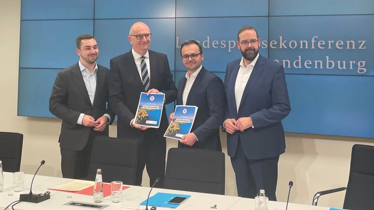 Kurt Fischer(SPD), Dietmar Woidke (SPD), Jan Redmann (CDU) und Gordon Hoffmann (CDU) (v.l.n.r.) stellen im Landtag von Brandenburg in Potsdam den neuen Koalitionsvertrag vor.