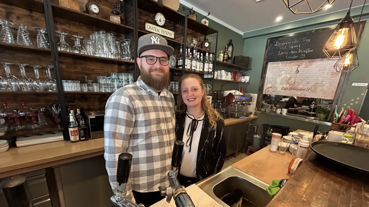 Sarah Rogge und Kevin Miericke haben das Café Schroeders in Neuruppin übernommen und es umgetauft. Wie es in dem Lokal jetzt weitergeht.