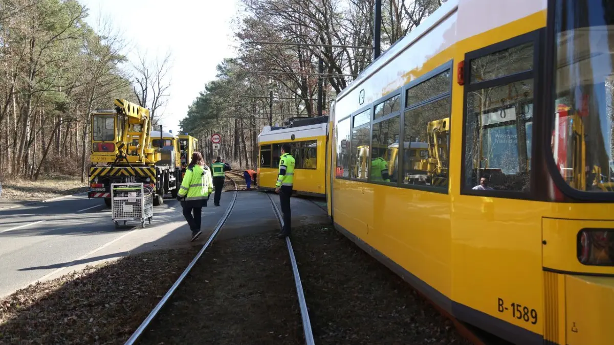 Die Straßenbahn der Linie 61 ist entgleist. Die Feuerwehr rückte mit zahlreichen Einsatzkräften an.