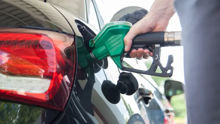 Benzin und Diesel über zwei Euro: Kann das Kartellamt etwas tun?