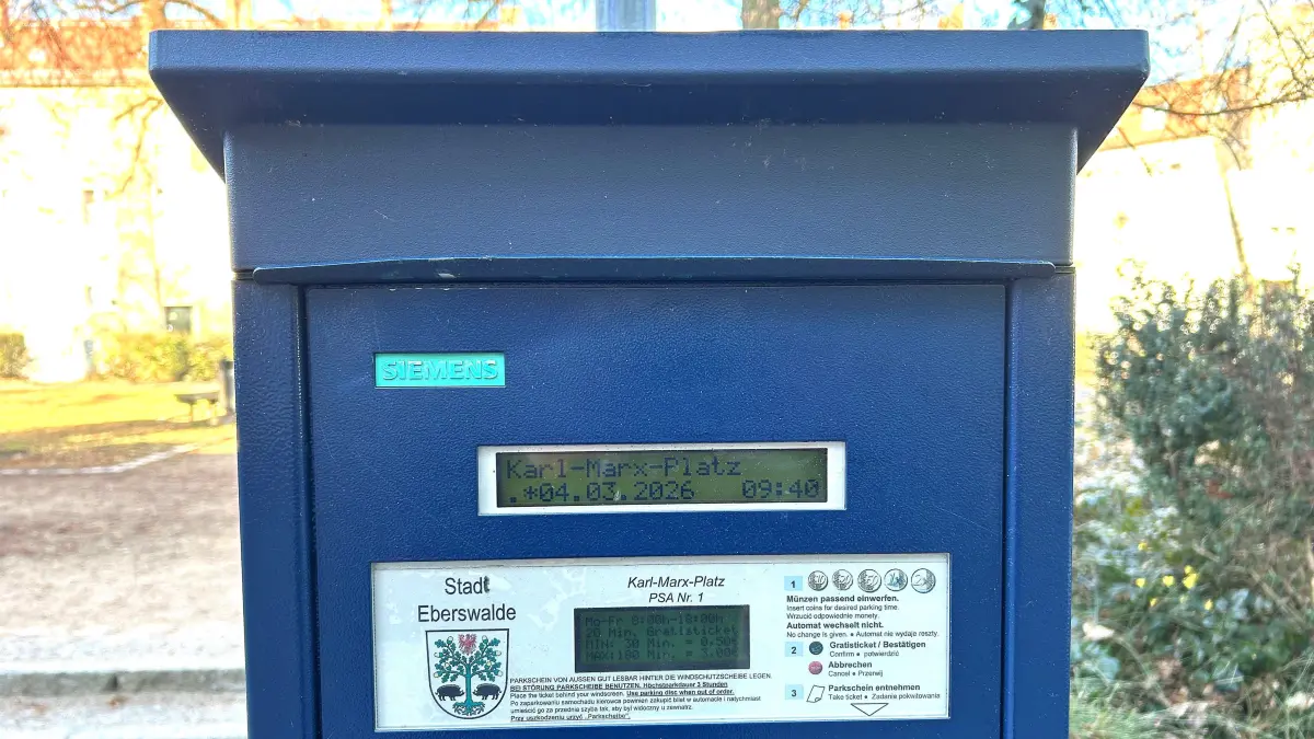 Technik von 2004: Die in Eberswalde installierten Parkscheinautomaten, hier das Gerät am Karl-Marx-Platz, sind mittlerweile 22 Jahre alt.