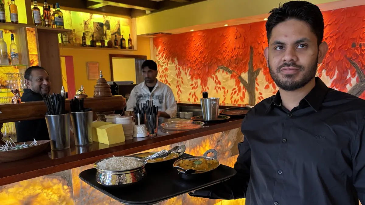Geschäftsführer Robin Singh hilft am Eröffnungstag im Borgsdorfer Restaurant "Aao Ji" beim Bedienen der ersten Gäste. Serviert werden Spezialitäten aus Indien und Singapur.
