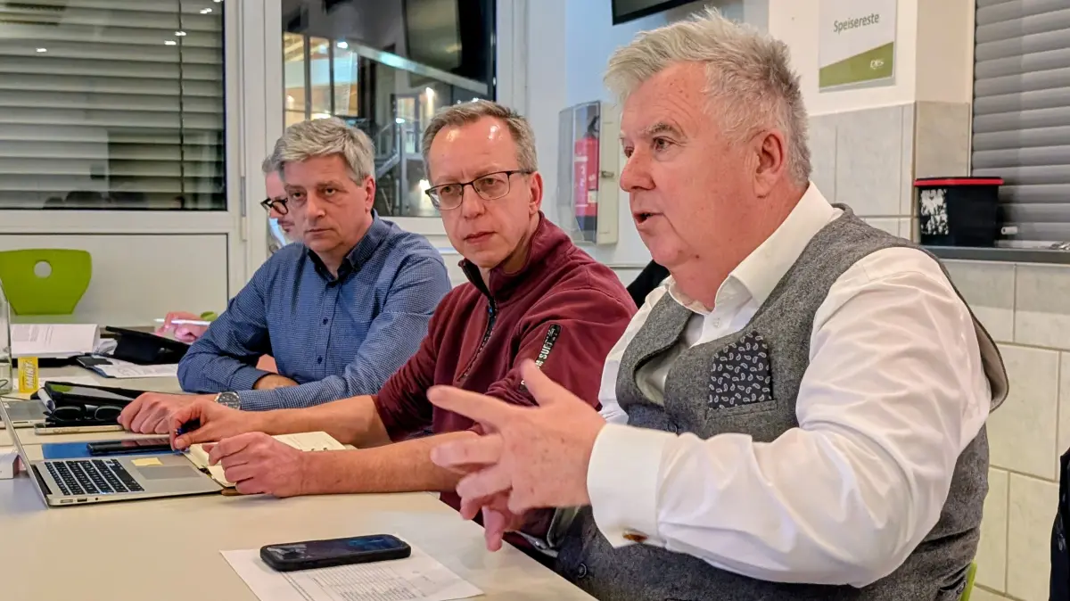 Bürgermeister Sven Siebert, Ausschussvorsitzender Thomas Klemm und Landrat Gernot Schmidt in der Sitzung des Ausschusses für Jugend, Bildung, Kultur und Sport