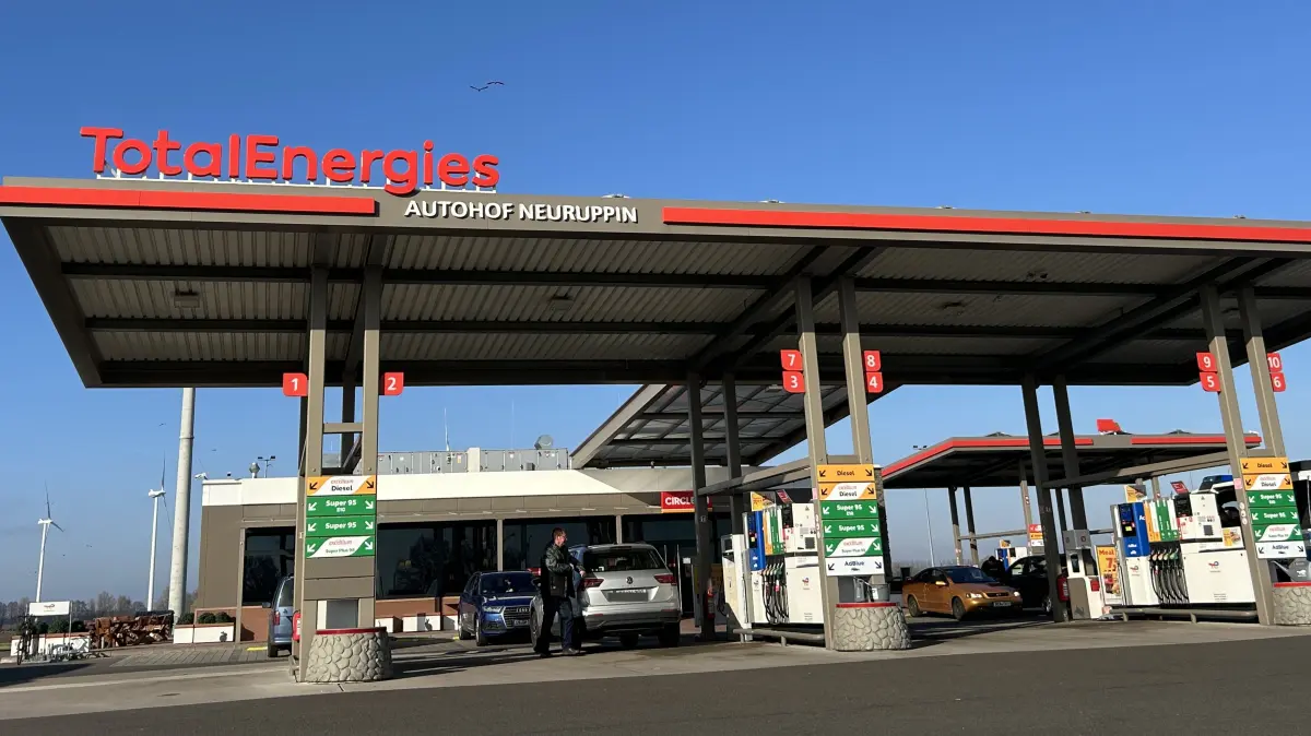 Der Autohof Neuruppin nahe der Abfahrt Neuruppin an der A24 erhält überwiegend positive Bewertungen. Er wurde vor vier Jahren eröffnet.