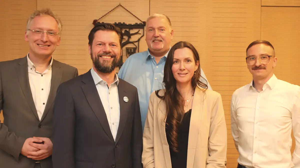 Fünf von sieben Kandidaten für die Bürgermeisterwahl 2026 in Fürstenwalde: Mathias Papendieck, Matthias Rudolph, René Ristau, Juliana Kluge und Steven Fechtner. Nicht auf dem Foto: Thomas Apitz (entschuldigt) und Sophie Schleusner (nach Angaben der Veranstalter unentschuldigt).
