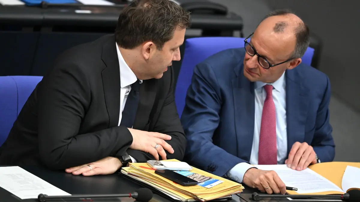 Bundestag: 05.03.2026, Berlin: Lars Klingbeil (SPD), Bundesminister der Finanzen, und Bundeskanzler Friedrich Merz (CDU) sprechen während der 62. Sitzung des Deutschen Bundestages zum Thema Umgestaltung des Bürgergelds miteinander. Foto: Elisa Schu/dpa +++ dpa-Bildfunk +++
