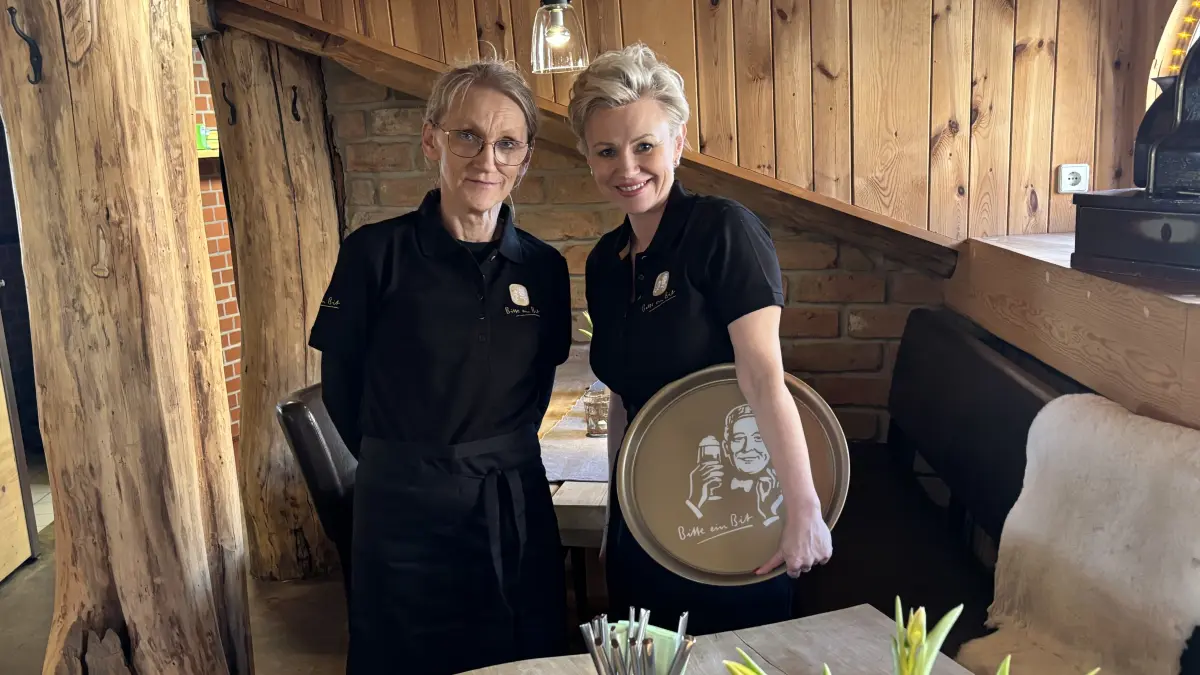 Neue Chefin: Joanna Golab (r.) hat "Die kleine Wirtschaft" am Theater am Rand in Zollbrücke bei Bad Freienwalde übernommen. Ihre Tatne Bozena Krukowsky leitet die Küche. Was dort gebiten wird.