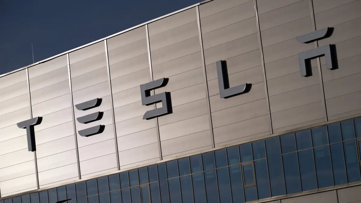 Licht fällt auf den Teil der Tesla Gigafactory Berlin-Brandenburg, in dem sich Teile der Batteriefertigung befinden. (zu dpa: «Tesla rechnet mit Produktionssteigerung in deutschem Werk») +++ dpa-Bildfunk +++