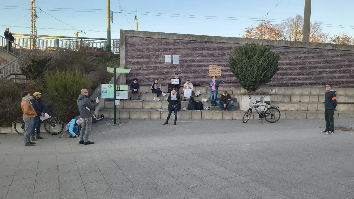 Protest gegen den Krieg im Iran am Eberswalder Hauptbahnhof. Die Kundgebung am Georg-Schramm-Platz wurde kurzfristig organisiert.