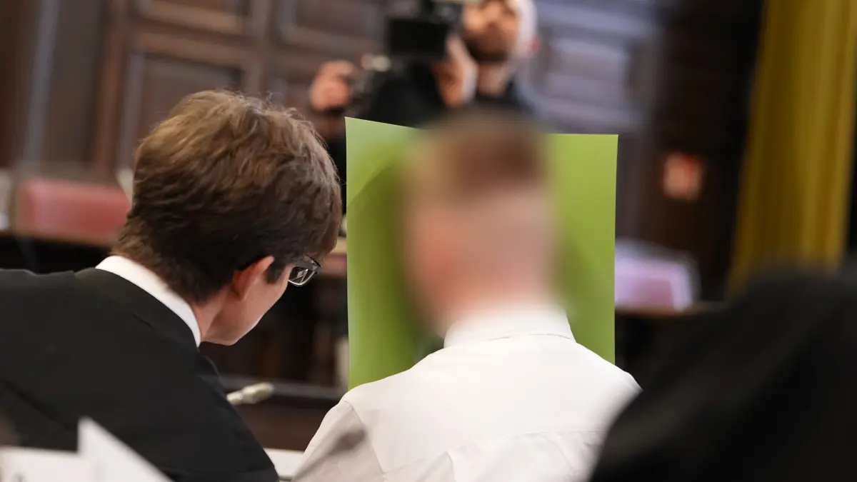Beginn Prozess gegen rechtsextreme Terrorgruppe: 05.03.2026, Hamburg: Ein Angeklagter sitzt im Sitzungssaal im Strafjustizgebäude zu Beginn des Prozesses gegen die rechtsextreme Terrorgruppe «Letzte Verteidigungswelle». Die zum Teil sehr jungen Beschuldigten sollen größtenteils Mitglied in einer inländischen terroristischen Vereinigung sein und wegen versuchter Mordes, Verabredung zum Mord und gefährliche Körperverletzung angeklagt sein. Foto: Marcus Brandt/Pool dpa/dpa - ACHTUNG: Person wurde aus rechtlichen Gründen gepixelt +++ dpa-Bildfunk +++