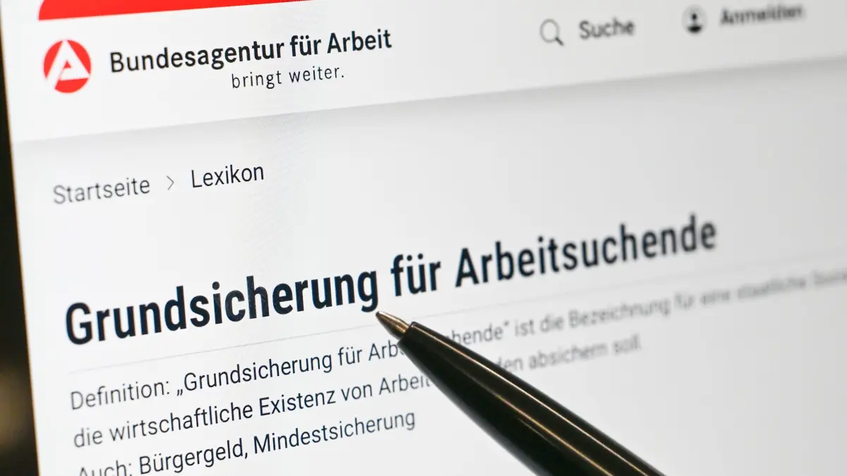 Jobcenter - Bundesagentur für Arbeit: ILLUSTRATION - 05.03.2026, Berlin: Ein Stift zeigt auf einem Bildschirm im Jobcenter Friedrichshain-Kreuzberg in Berlin auf den Begriff «Grundsicherung für Arbeitsuchende» auf einer Internetseite der Bundesagentur für Arbeit. Der Bundestag hat schärfere Regeln für Empfänger der bisherigen Sozialleistung Bürgergeld beschlossen und dem Umbau zu einer neuen Grundsicherung mehrheitlich zugestimmt. Foto: Jens Kalaene/dpa +++ dpa-Bildfunk +++