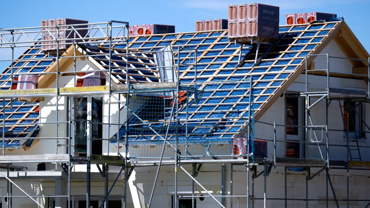 Baugerüste sind an einer Baustelle von einem Wohnhaus zu sehen. (zu dpa: «Wohnungsbau in Thüringen legt nach Einbruch wieder zu») +++ dpa-Bildfunk +++