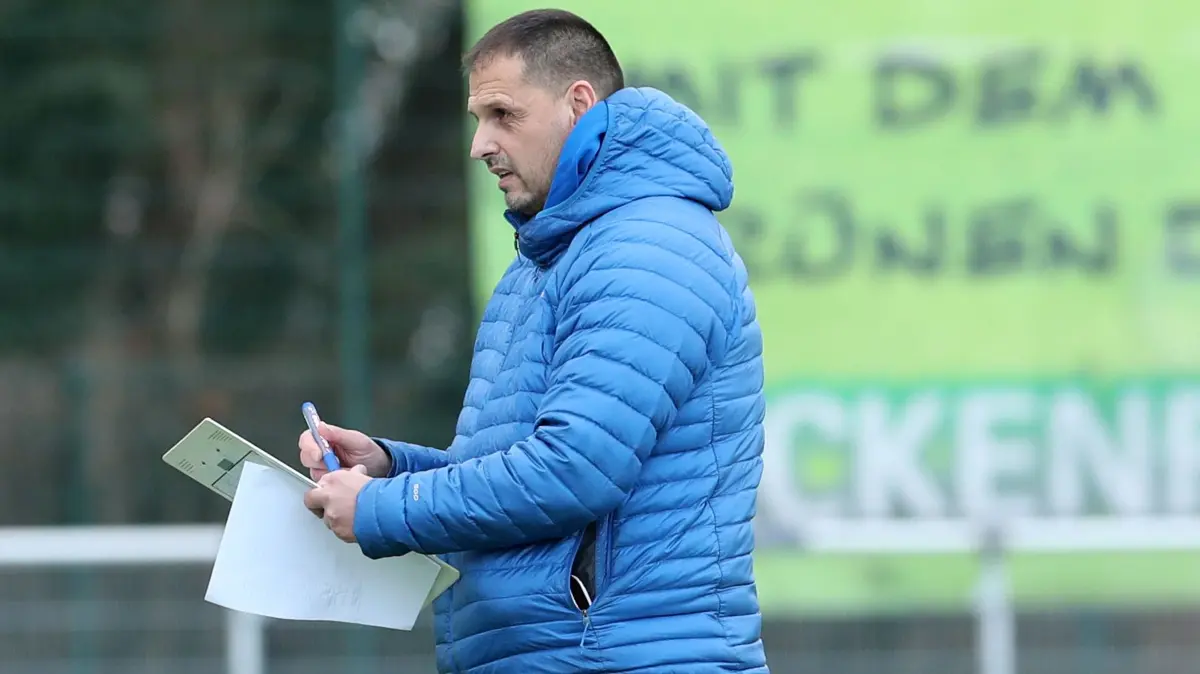 Oranienburg, 13.12.25, BBL 15. ST: Oranienburger FC - Blau-Weiß Petershagen-Eggersdorf 3:0, Enis Djerlek