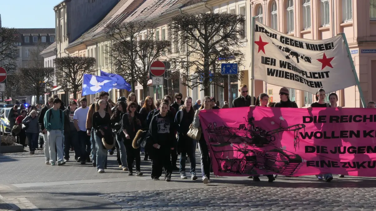 Rund 80 Jugendliche protestierten am Donnerstag, 5. März, in Neuruppin lautstark beim bundesweiten „Schulstreik gegen Wehrpflicht“ gegen das neue Wehrdienstgesetz und mahnten mehr Mitsprache bei Zukunftsfragen an.