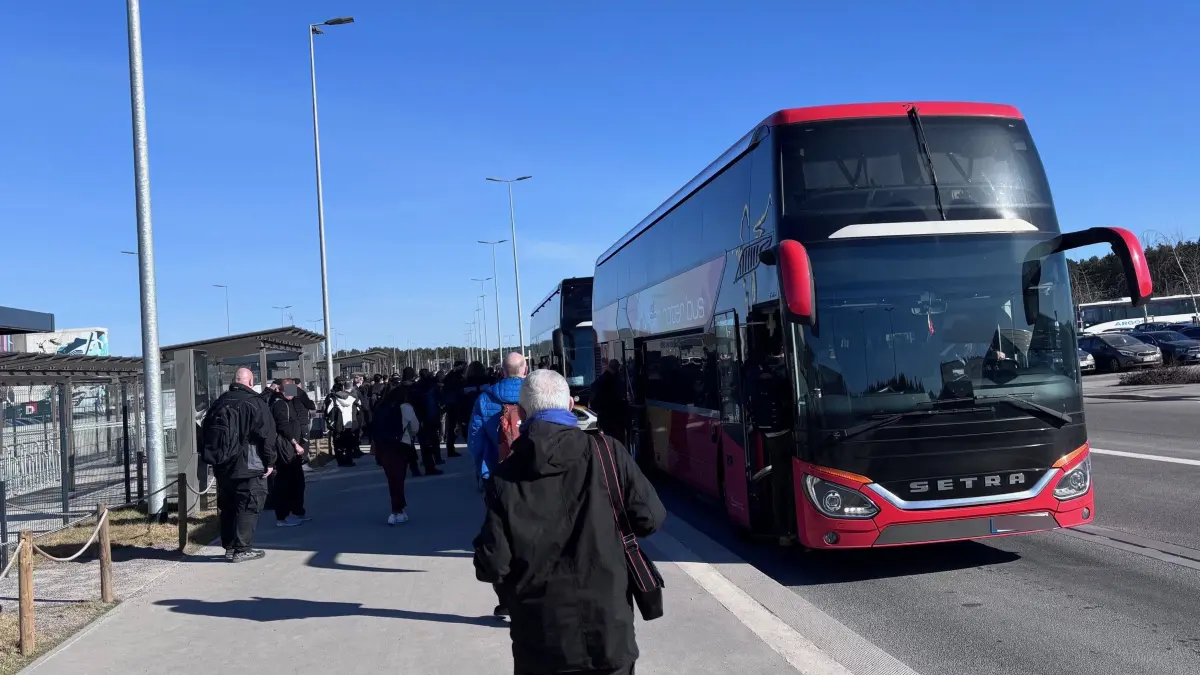 Schichtwechsel bei Tesla in Grünheide: Am frühen Nachmittag verlassen die Mitarbeitenden der Frühschicht das Fabrikgebäude. Das sagen Sie zur Betriebsratswahl.