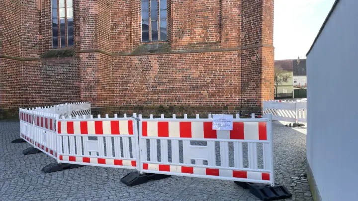 Warnung vor herabfallenden Dachsteinen an Marienkirche