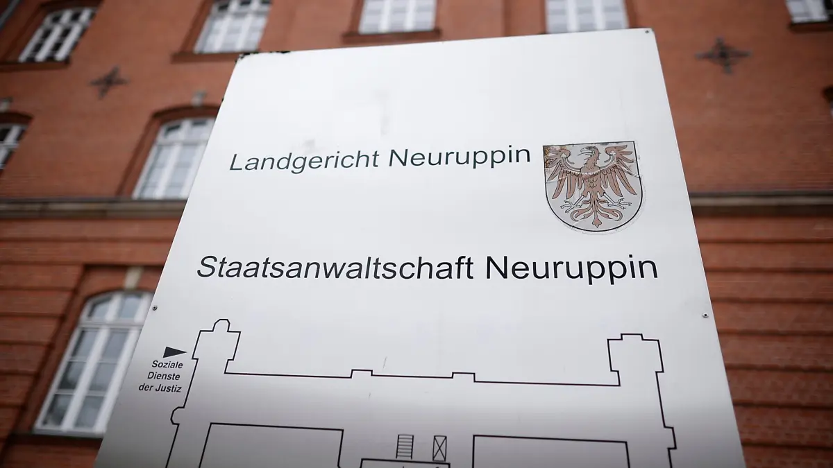 Staatsanwaltschaft Neuruppin: ARCHIV - 08.12.2023, Brandenburg, Neuruppin: Ein Schild neben dem Eingang weist auf das auf den Sitz der Staatsanwaltschaft am Landgericht Neuruppin hin. (zu dpa: ««Ungebremst reingefahren» - Zeugen schildern Raser-Unfall») Foto: Carsten Koall/dpa +++ dpa-Bildfunk +++