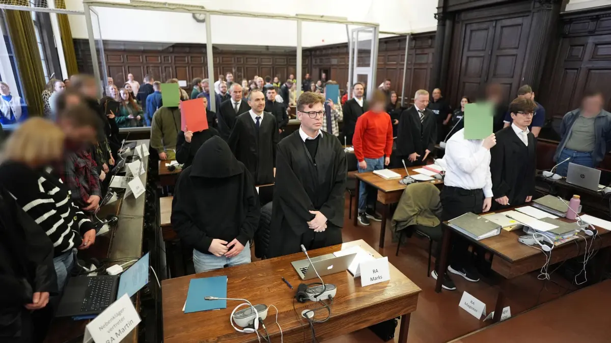 Beginn Prozess gegen rechtsextreme Terrorgruppe: 05.03.2026, Hamburg: Die Angeklagten stehen im Sitzungssaal im Strafjustizgebäude zu Beginn des Prozesses gegen die rechtsextreme Terrorgruppe «Letzte Verteidigungswelle». Die zum Teil sehr jungen Beschuldigten sollen größtenteils Mitglied in einer inländischen terroristischen Vereinigung sein und wegen versuchter Mordes, Verabredung zum Mord und gefährliche Körperverletzung angeklagt sein. Foto: Marcus Brandt/Pool dpa/dpa - ACHTUNG: Personen wurden aus rechtlichen Gründen gepixelt +++ dpa-Bildfunk +++