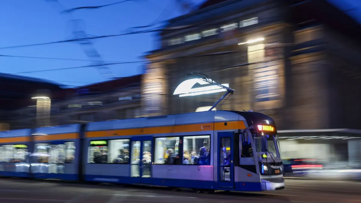 Straßenbahn am Abend: 05.03.2026, Sachsen, Leipzig: Eine Straßenbahn 11E nach Dölitz der Leipziger Verkehrsbetriebe (LVB) fährt am Abend vor dem Leipziger Hauptbahnhof. Foto: Jan Woitas/dpa +++ dpa-Bildfunk +++