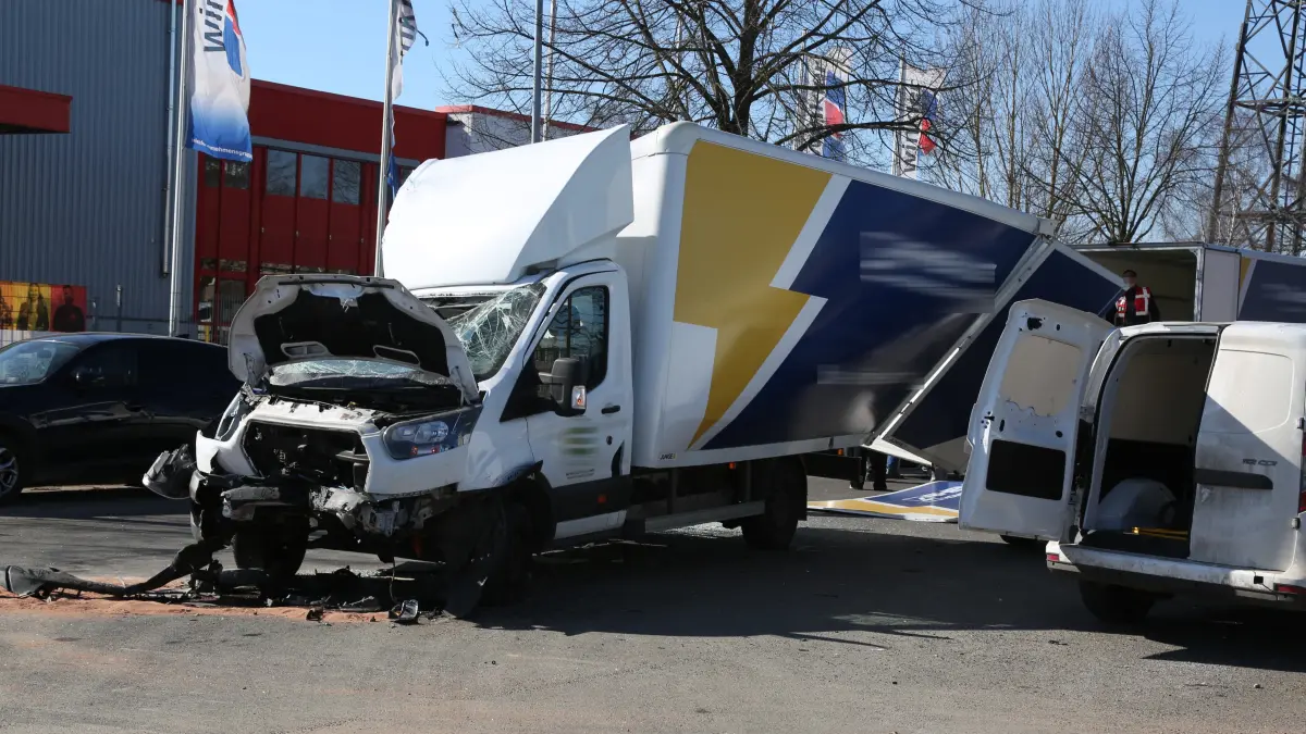 Unfall in Hoppegarten: Im Gewerbegebiet krachte ein Transporter frontal mit einem entgegenkommenden Auto zusammen.