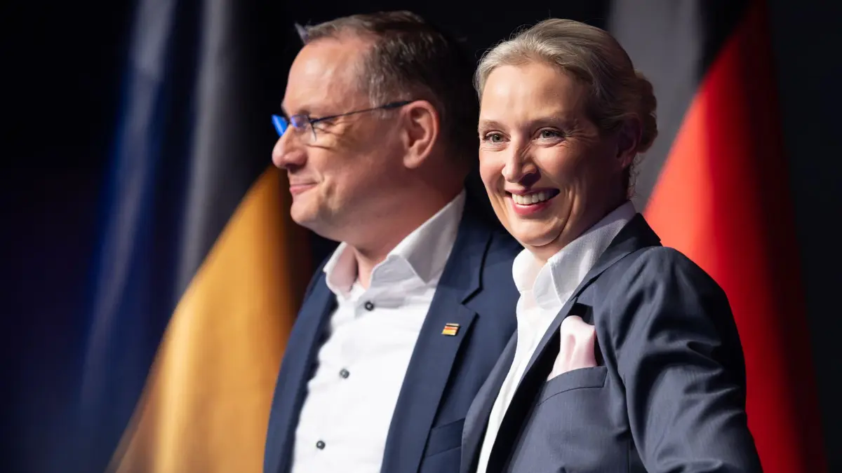 Wahlkampfabschluss der AfD Baden-Württemberg: 05.03.2026, Baden-Württemberg, Rottweil: Tino Chrupalla, Vorsitzender der AfD-Bundestagsfraktion und Alice Weidel, Vorsitzende der AfD-Bundestagsfraktion beim Wahlkampfabschluss der AfD Baden-Württemberg in der Stadthalle Rottweil. Foto: Silas Stein/dpa +++ dpa-Bildfunk +++