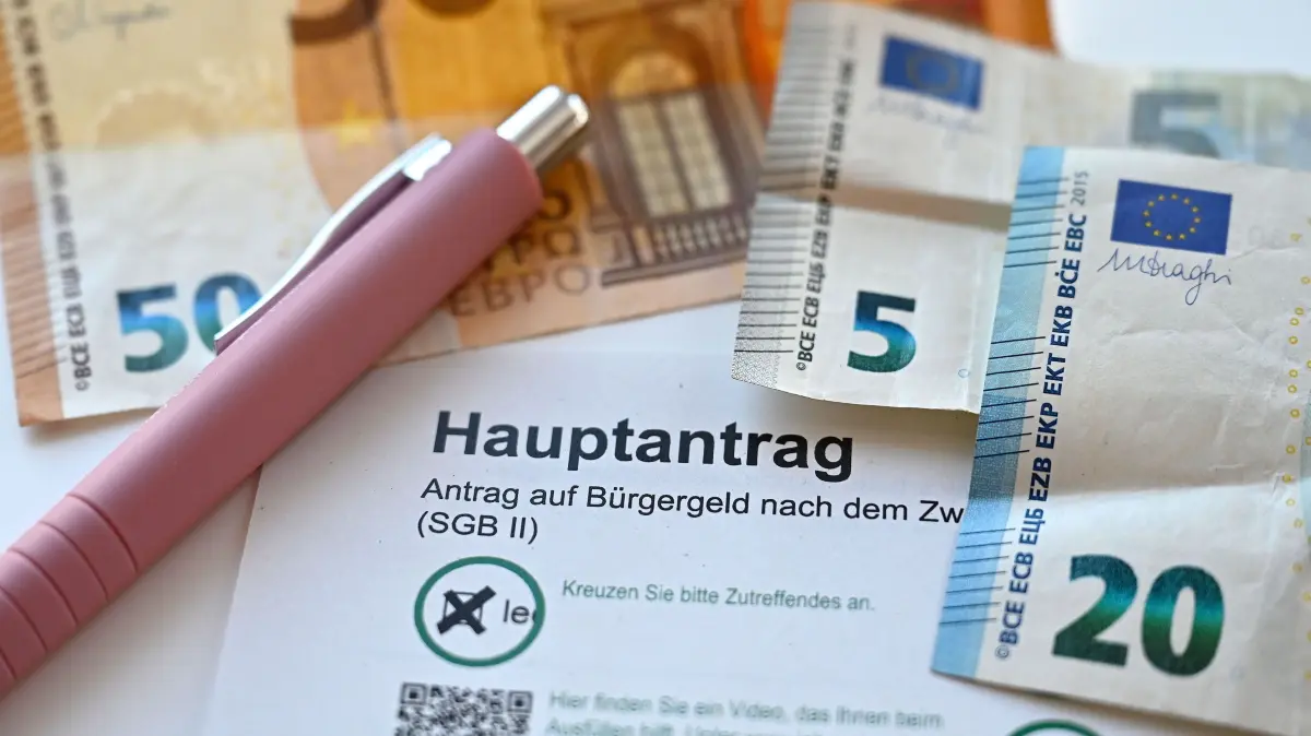 Bundestag stimmt ueber Buergergeld-Reform ab: Antrag auf Buergergeld nach dem Zweiten Buch Sozialgesetzbuch (SGB II) (Themenfoto vom 24.03.2023). Der Bundestag stimmt am Donnerstag (05.03.2026) ueber den Umbau des Buergergeld-Systems zur neuen Grundsicherung ab. Dabei sind eine Reihe von Verschaerfungen vorgesehen. Unter anderem koennen frueher und in groesserem Umfang als bisher Leistungen gekuerzt werden, wenn die Betroffenen nicht wie vorgesehen mit dem Jobcenter zusammenarbeiten. Zudem bekommt die Vermittlung in Arbeit in der Regel Vorrang vor einer Ausbildung oder Qualifizierung. (Siehe epd-Meldungen vom 05.03.2026)