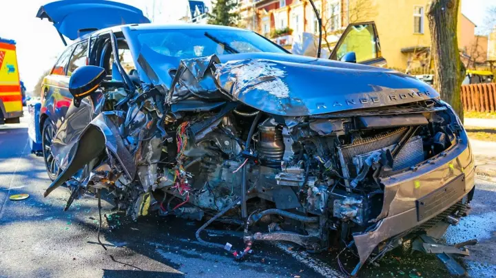 Frau im Auto eingeklemmt, Kreuzung gesperrt