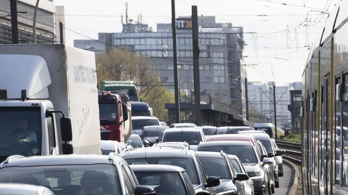 Dicht an dicht stehen Fahrzeuge auf der Landsberger Allee, weil Aktivisten der Gruppierung Letzte Generation eine Kreuzung blockiert haben. (zu dpa: «Bauarbeiten in Landsberger Allee bis 2029») +++ dpa-Bildfunk +++